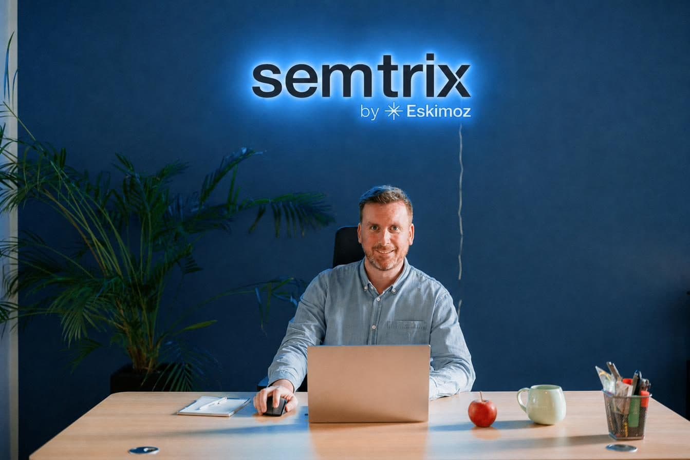 Semtrix-Büro mit Logowand
